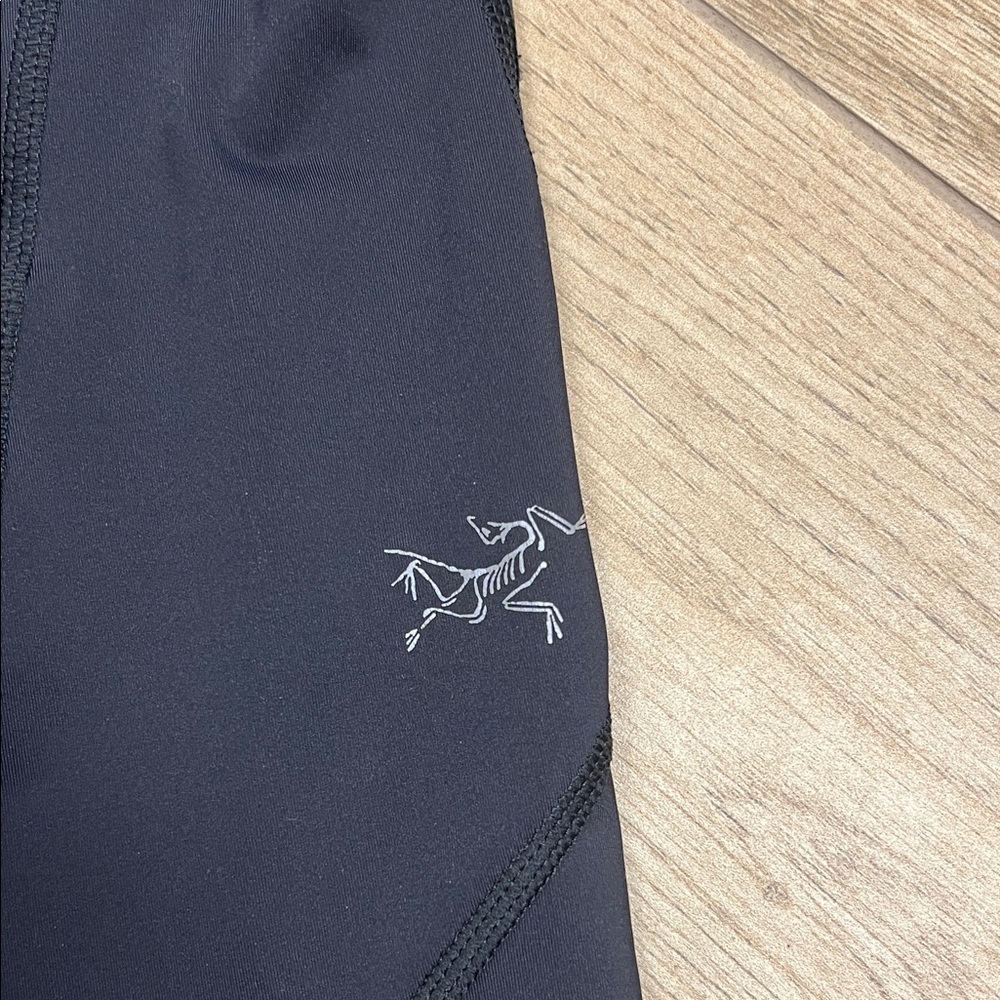 Arc'teryx Black Cropped Athletic Leggings - Picture 5 of 6